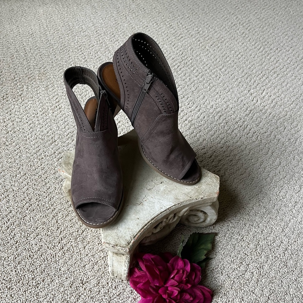 Womens 8.5 Sonoma Thelma Sandal Mule Suede-like Like New